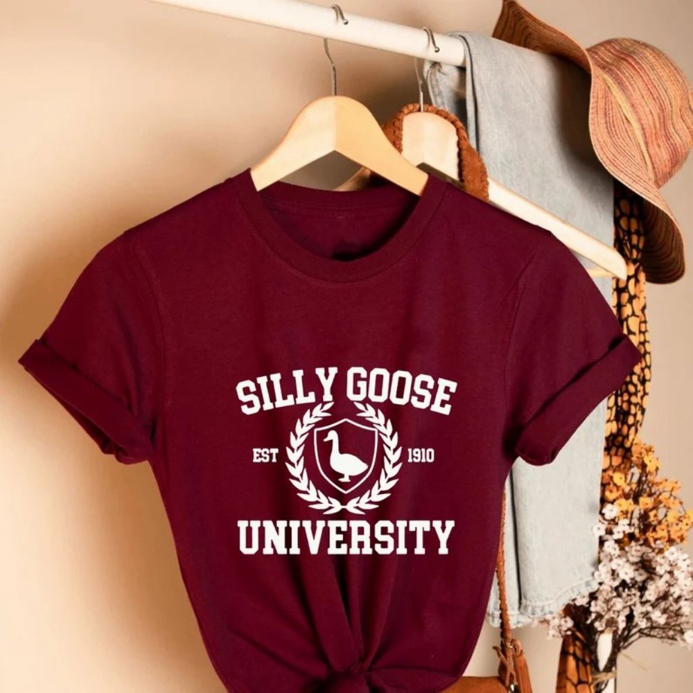 Unisex Silly Goose varsity Funny Funny Guys Girls shirt vintage 90s men women